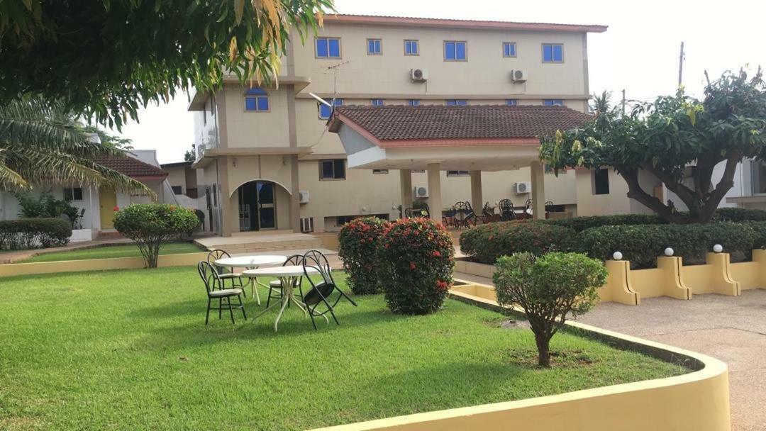Luxury West Hotel Adenta المظهر الخارجي الصورة